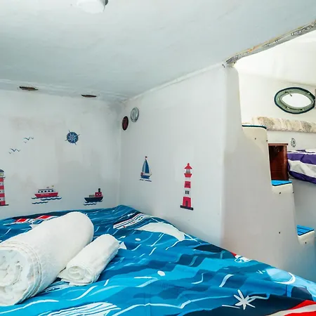 Etna's Boat House Bateau-hôtel *