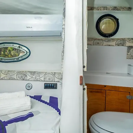 Bateau-hôtel Etna's Boat House *