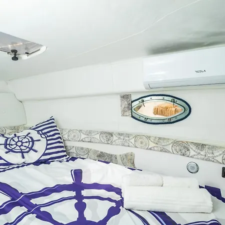 船上ホテル Etna's Boat House