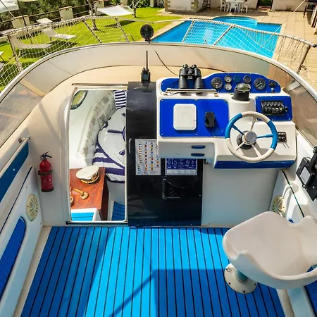 Etna's Boat House Botel