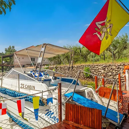 Etna's Boat House 船上ホテル *